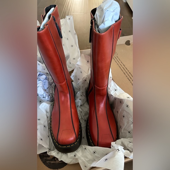Dr. Martens Shoes - BUZZ HI Tall Eclipse Leather Boots COLOR:FLAME ORANGE
BRAND NEW NEVER BEEN WORN